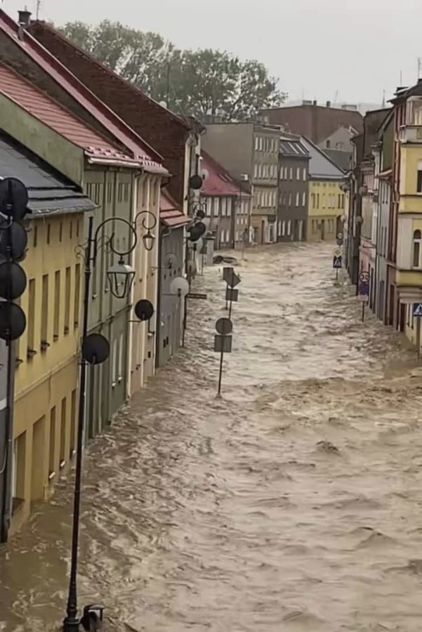 V Polsku se protrhla přehrada, voda smetla Stronie Śląskie a řadu dalších měst. Škody jsou katastrofální