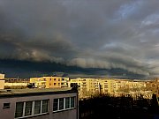 Shelf cloud nad Rokytkou Praha 9